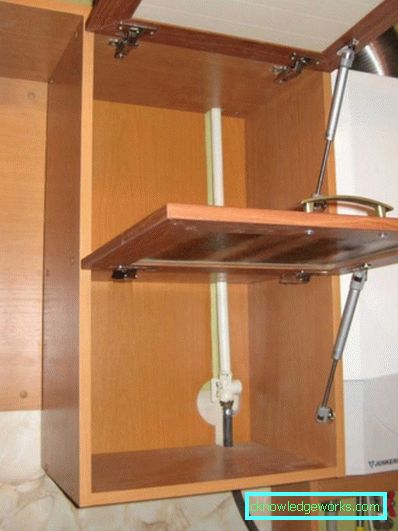 Foto: tapeter imiterar tegelverk i barnkammarens inredning, dekorerad i loftstil