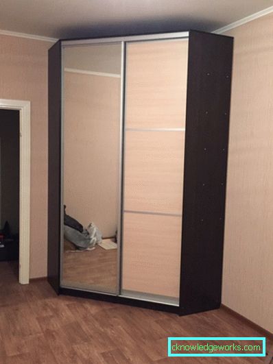 Foto: Litet slitna möbler i fina nyanser i hallens inre