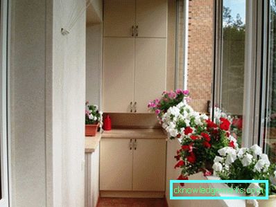 Hyllor på balkongen - 80 bilder av de bästa alternativen för bekväm design