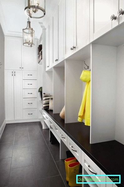 Design av en smal korridor i lägenheten - riktiga foton