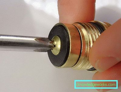 Vad ska man göra om kranen i badrummet droppar? Vad ska man göra om kranen i badrummet droppar?