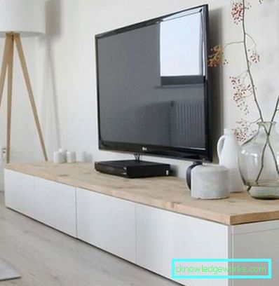 Möbler under TV: n i vardagsrummet i ett modernt stilfoto