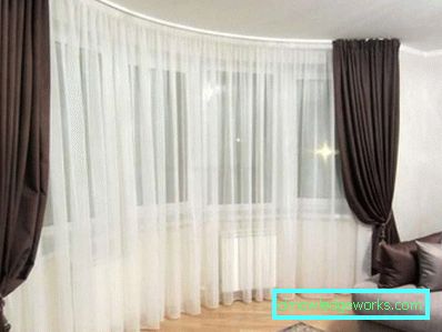 Fönster dekoration i vardagsrummet med gardiner i en modern stil foto