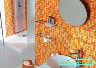 Läggande plattor i badrummet