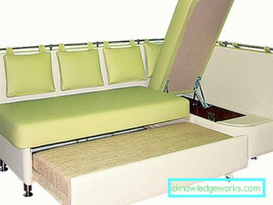 Fällbar soffa i köket med en säng Fällbar soffa i köket med en säng