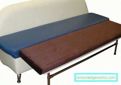Smal soffa i köket med en säng Smal soffa i köket med en säng