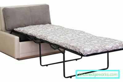 Smal soffa i köket med en säng Smal soffa i köket med en säng