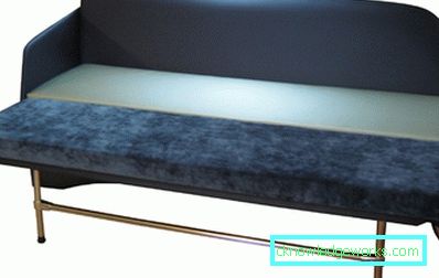 Smal soffa i köket med en säng Smal soffa i köket med en säng