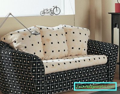 Smal soffa i köket med en säng Smal soffa i köket med en säng